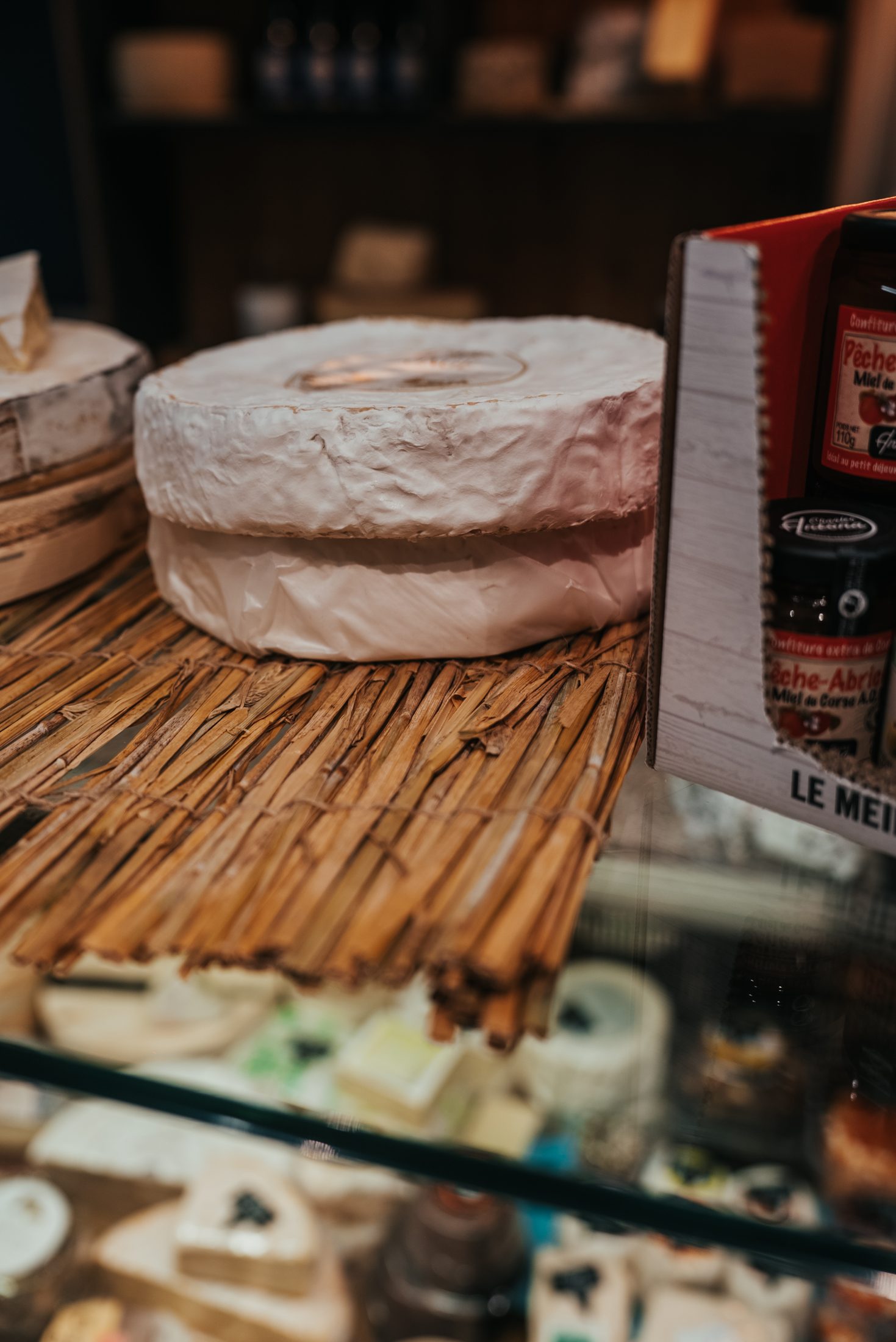 Fromage à croûte fleurie en vitrine Cheese'Op