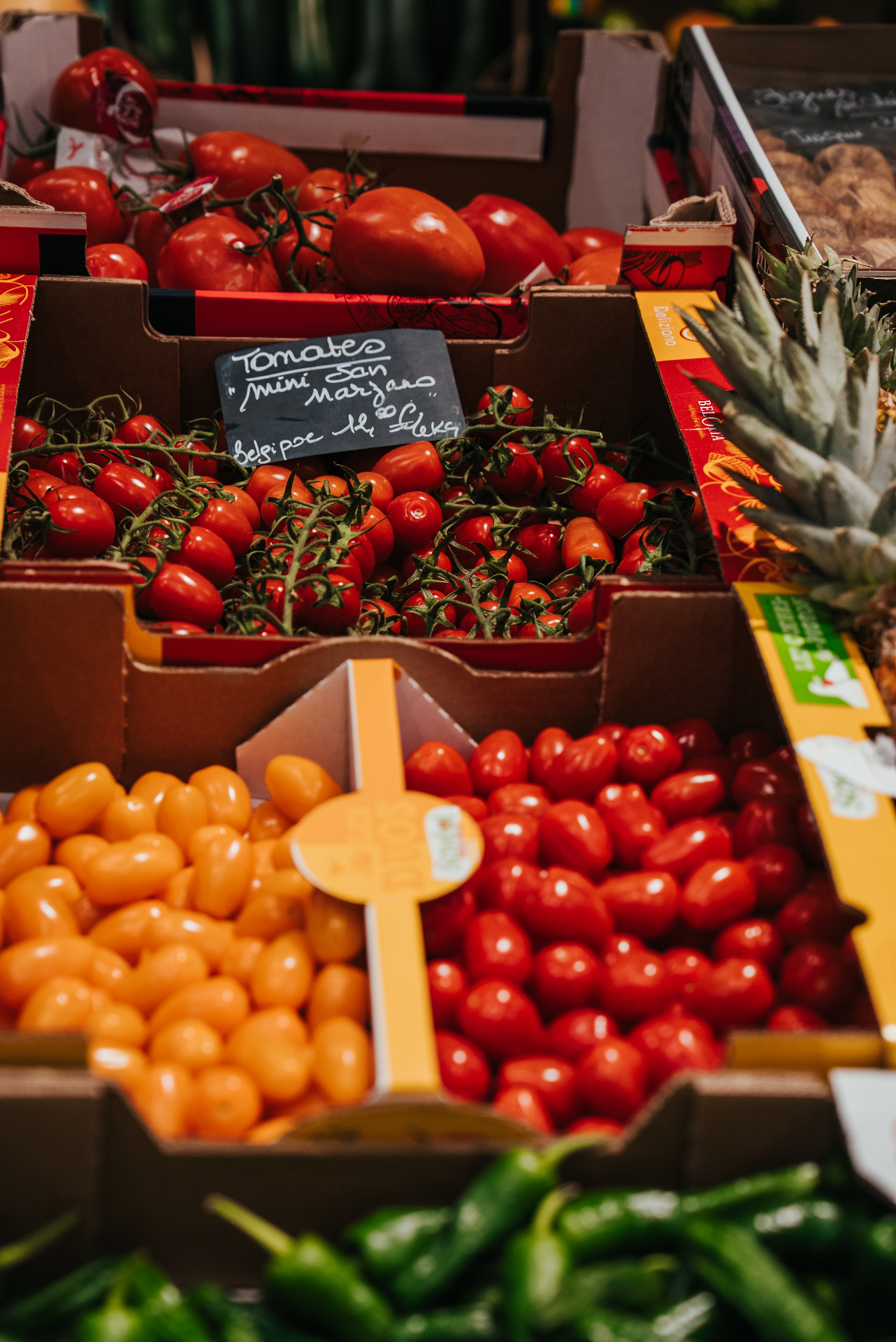 Cagettes de tomates San Marzano, cerises rouges et orange aux halles