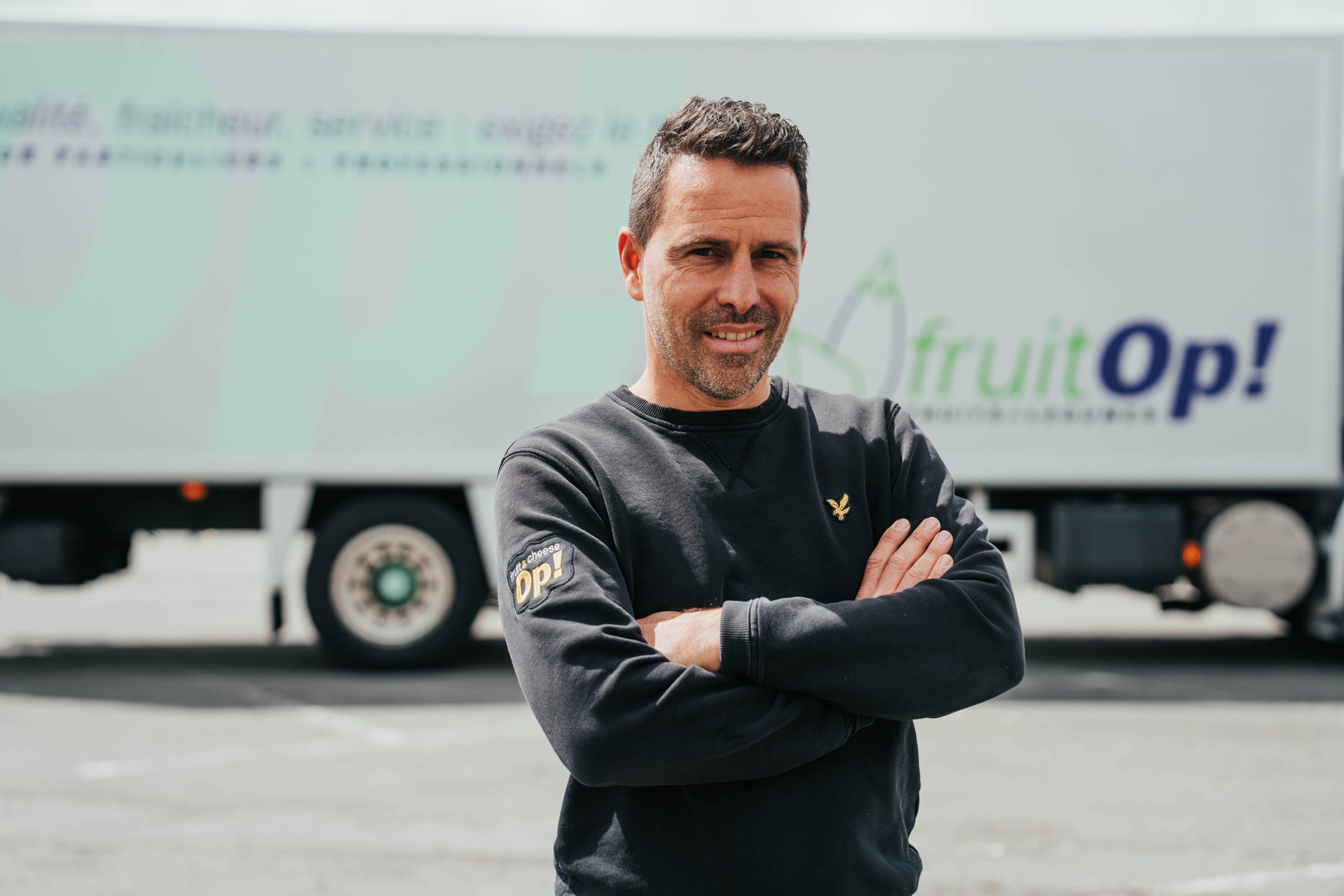 Chauffeur Fruit'Op devant le camion de livraison Horeca