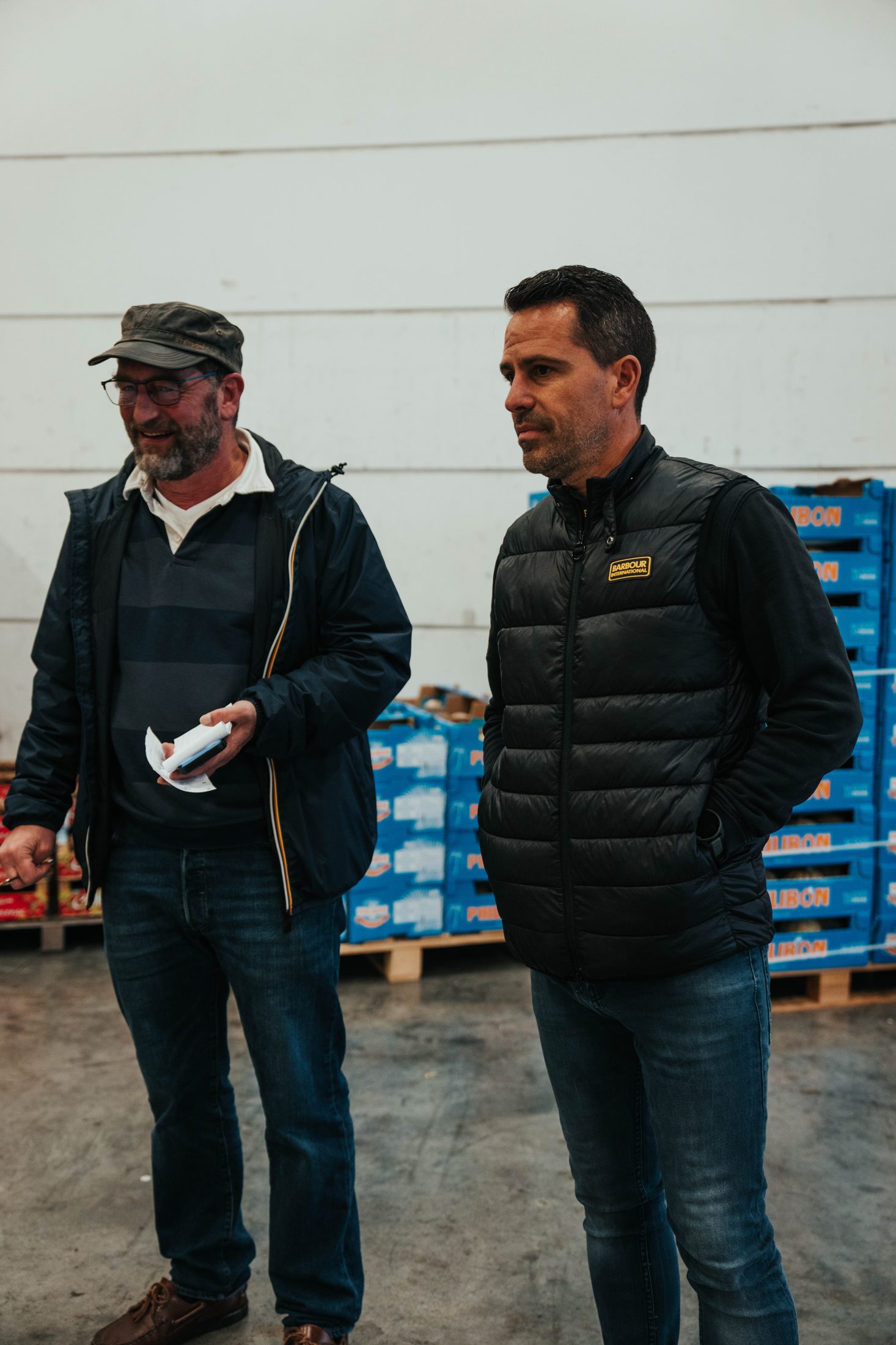 Deux commerçants en discussion devant les palettes aux halles